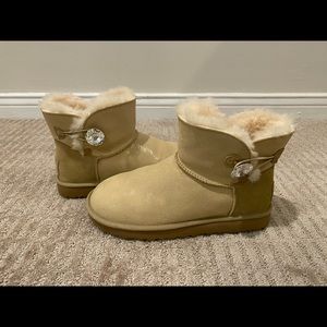 WOMENS UGG - BAILEY WITH CRYSTALS IN COLOR SAND.